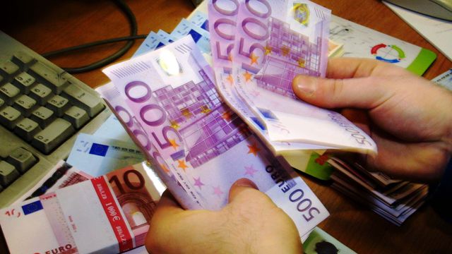 un agent de change compte des billets de 500 euros a londres en 2001 5121322 1