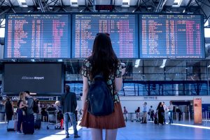 Allez à l'avance à à l'aéroport 