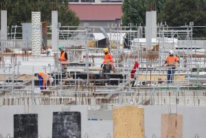 Projet de loi immigration : le retour du « travailleur immigré »