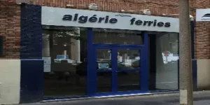 Saison estivale 2023 : un client se rend à l’agence Algérie Ferries Marseille