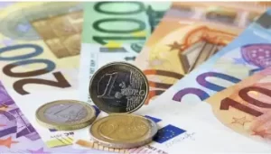 Taux de change : voici le prix de 1000€ en dinar algérien sur le marché noir et officiel