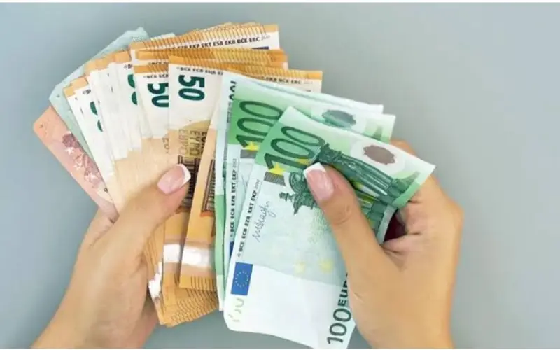 Équivalent de 100 euros en dinar : le cours de l’euro maintient sa hausse