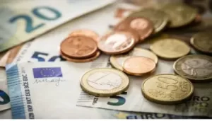Marché noir et officiel : combien font 100 € en dinar algérien ? 3 Le retour de l'importation de voitures cause une flambée record de l'euro face au dinar algérien