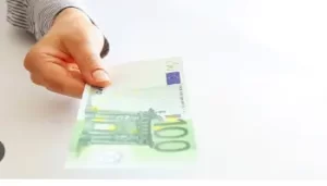 combien font 100 € en dinar algérien ?