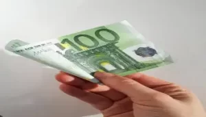 Marché noir et officiel : le prix de 100 euros en dinar