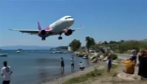Un atterrissage spectaculaire : un avion frôle les têtes de touristes (Vidéo)
