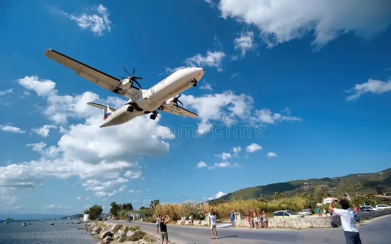 Un atterrissage spectaculaire : un avion frôle les têtes de touristes (Vidéo)