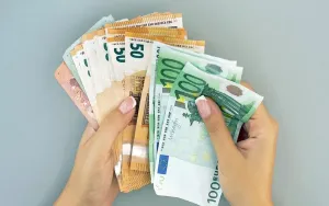 Taux de change : l’euro stagne sur le marché noir des devises, l’équivalent de 1000€ en dinars algériens