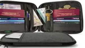 Bagages à main : les 10 articles essentiels à mettre dans son sac dans l'avion 8 portefeuille de voyage