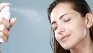 Bagages à main : les 10 articles essentiels à mettre dans son sac dans l'avion 4 Un spray brumisateur pour le visage