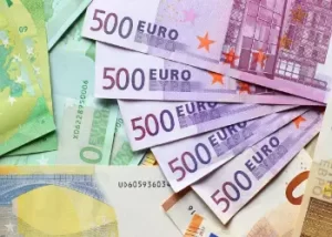 Taux de change : l'euro flambe face au dinar algérien sur le marché noir des devises 5 Devises Algérie: voici le prix de 1000€ en dinar algérien