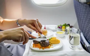 Repas dans l'avion- astuce pourquoi avoir de la nourriture gratuite selon une hôtesse de l'air