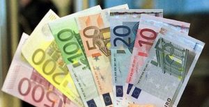 Le prix de 100 euros sur le marché noir et la banque d'Algérie
