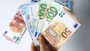 Square Port-Saïd/Banque d’Algérie : quelle est la valeur de l’euro face au dinar? 3 Taux de change : voici la valeur de l'euro au Square d'Alger