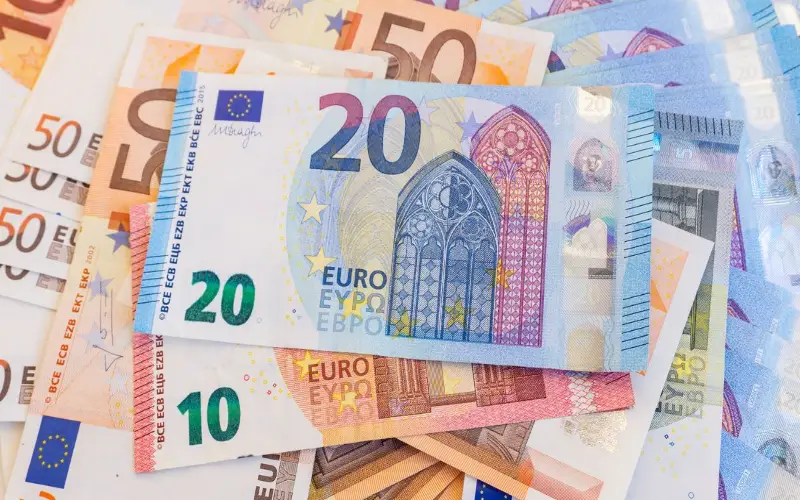 Quel est le prix de l’euro face au dinar algérien sur le marché noir et officiel ?